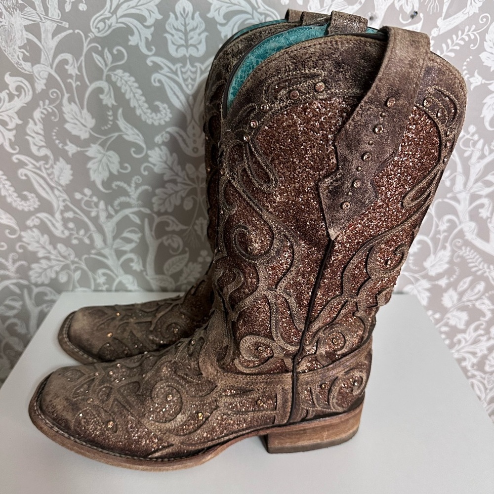 Corral Women’s Size 9.5M Glitter Inlay & Stud Taupe/Gold Square Toe Boots C3483